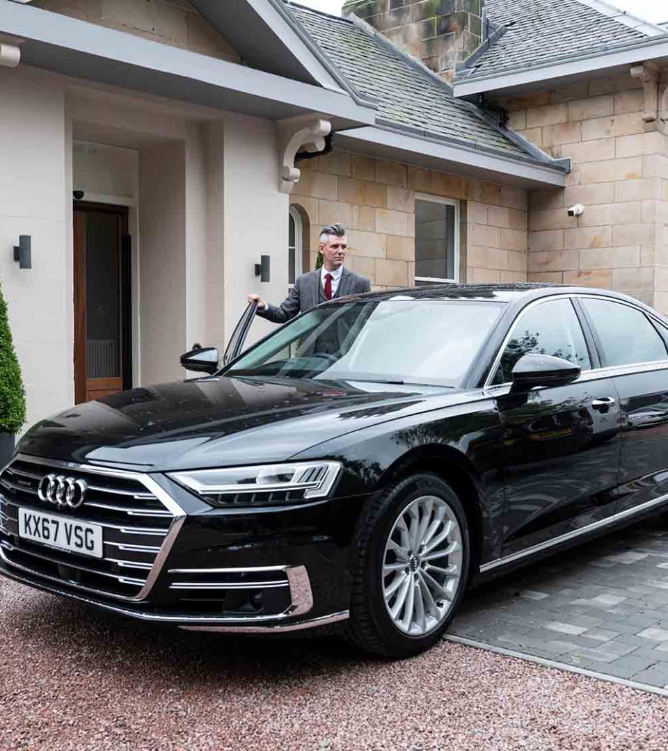 Concierge closing the door of Audi A8