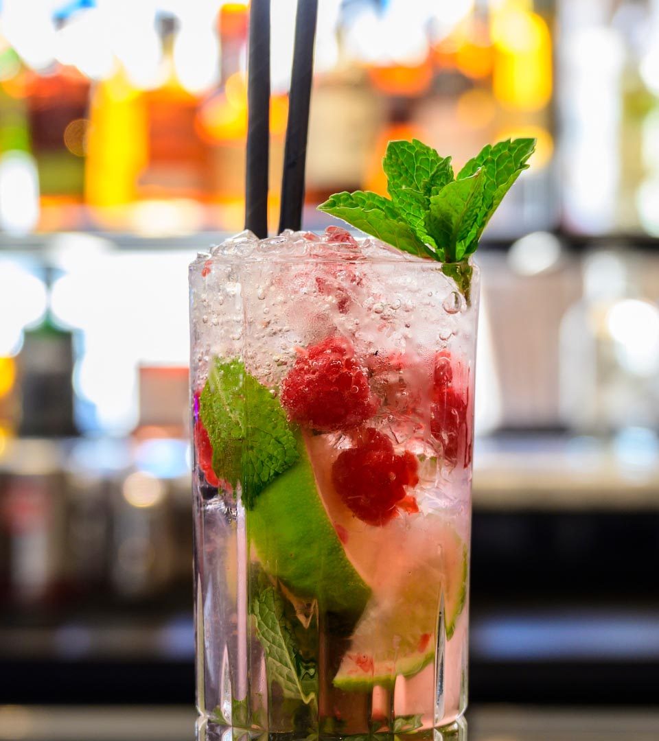 mojito with raspberries and mint